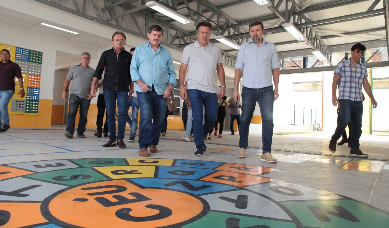 grupo de pessoas caminha na obra do centro de educação infantil